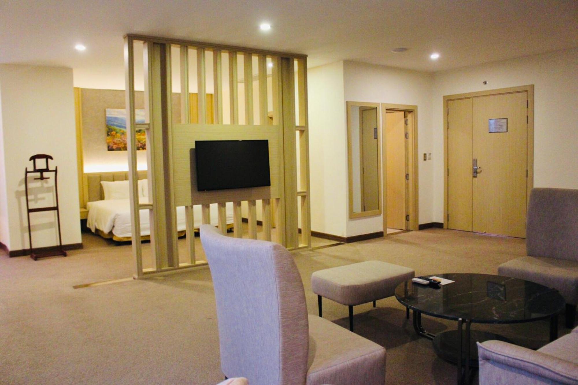 Muong Thanh Grand Quang Tri Hotel Exteriör bild