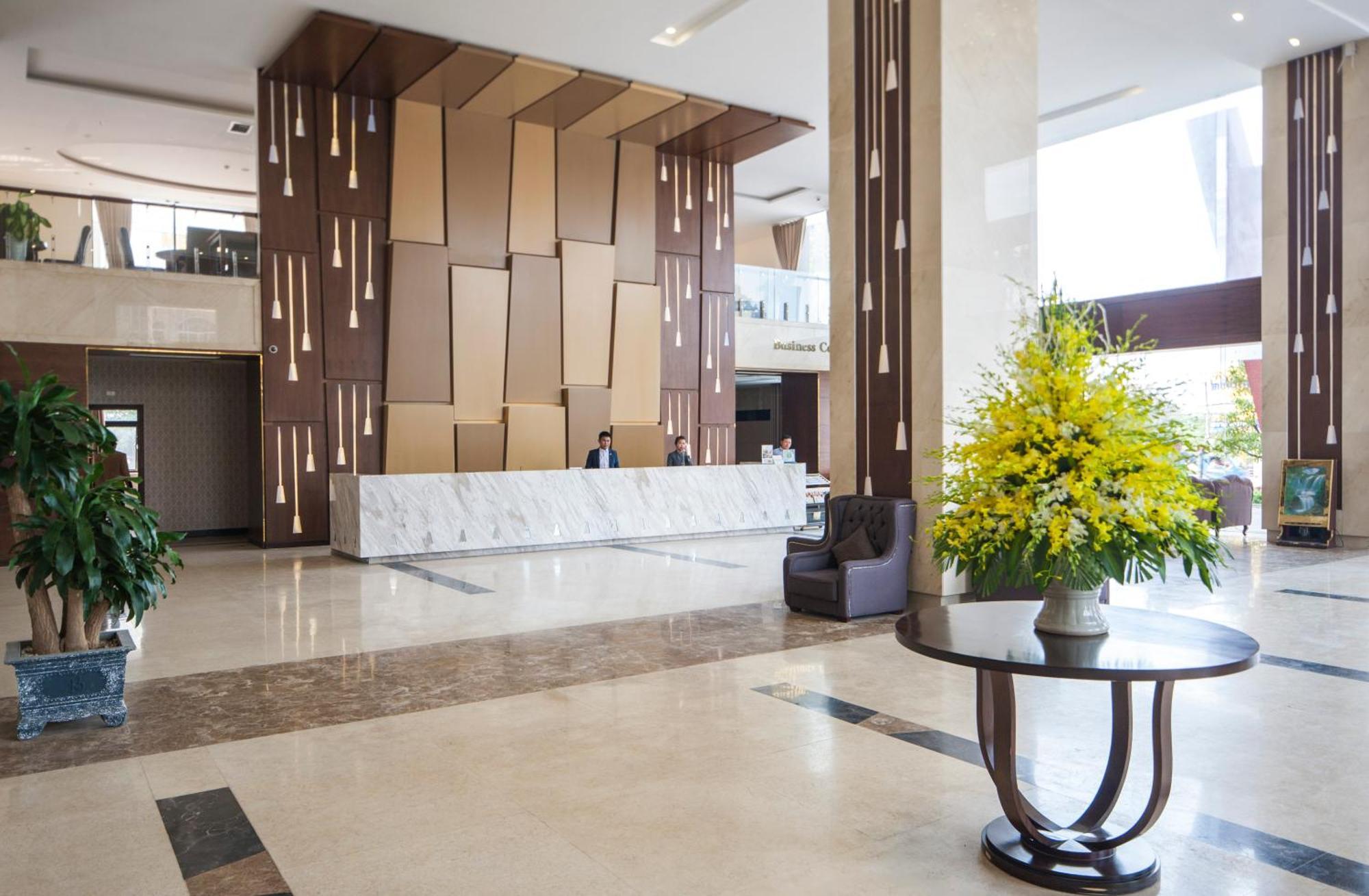 Muong Thanh Grand Quang Tri Hotel Exteriör bild
